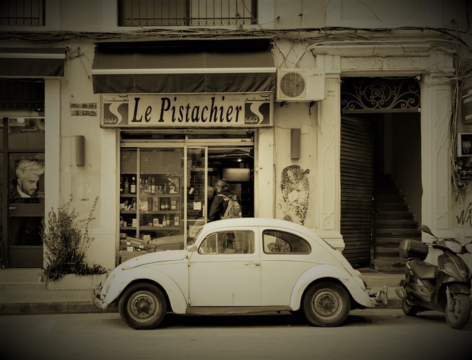 This image has an empty alt attribute; its file name is car.jpg